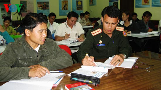 ສອນພາສາຫວຽດ ໃຫ້ພະນັກງານນັກຮົບປ້ອງກັນຄວາມສະຫງົບລາວ